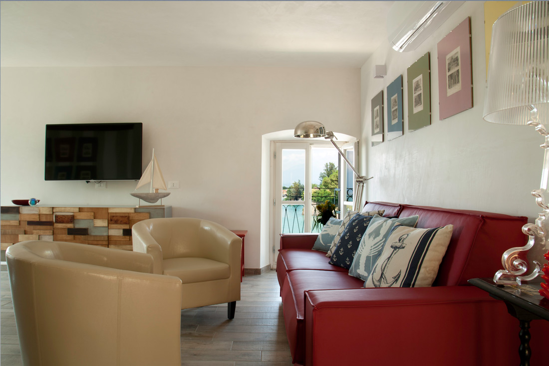 Peler Relais al porto zimmer airbnb Garda.jpg